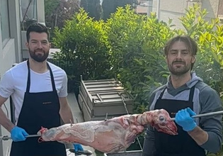 Πίτερς και Πάπας ξεκίνησαν από νωρίς να σουβλίζουν αρνί (pic)
