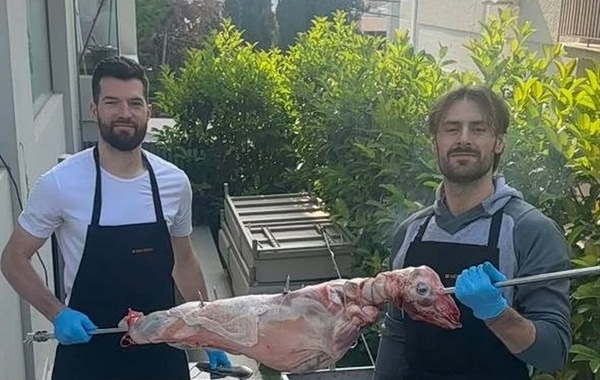 Πίτερς και Πάπας ξεκίνησαν από νωρίς να σουβλίζουν αρνί (pic)