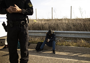 BBC: Η ελληνική αστυνομία χρησιμοποιεί μασκοφόρους μετανάστες για να κάνουν επαναπροωθήσεις στα σύνορα