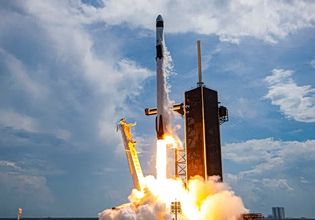 Παλιός πύραυλος της SpaceX θα στουκάρει στη Σελήνη με ταχύτητα μετεωρίτη