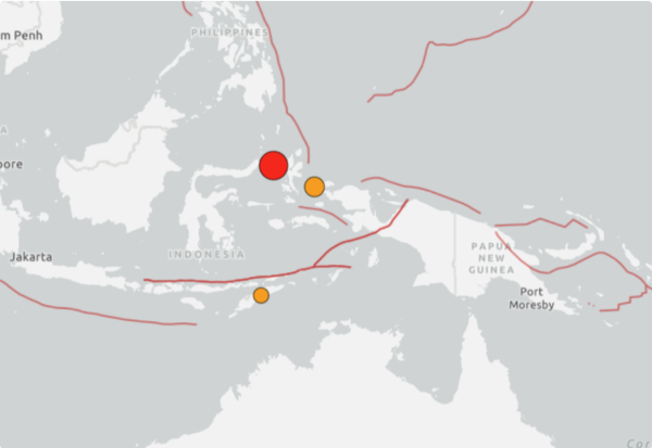 Σεισμός 7,4 Ρίχτερ συγκλονίζει την Ινδονησία – Κίνδυνος για τσουνάμι