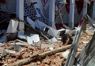 Φονικός σεισμός 7,4 Ρίχτερ συγκλονίζει την Ινδονησία