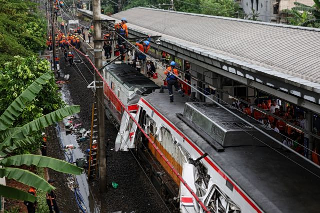 Ινδονησία: Τουλάχιστον 5 νεκροί σε σύγκρουση τρένων – Μεγάλη επιχείρηση έρευνας και διάσωσης