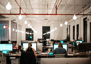 Από τον ενθουσιασμό στην καχυποψία – Πώς και γιατί η Gen Z έφτασε να σαμποτάρει την AI