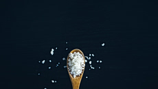 Μια νέα έρευνα ανακάλυψε ποιοι υπερβάλουν με το αλάτι στο φαγητό