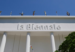 Μπιενάλε Βενετίας: Παραιτήθηκε η κριτική επιτροπή διότι δεν θα δοθούν βραβεία σε Ρώσους και Ισραηλινούς