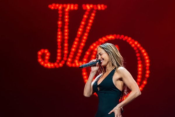 Η Τζένιφερ Λόπεζ φλεξάρει τους κοιλιακούς της και βάζει φωτιά στα social media