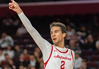 Γκέι βολεϊμπολίστας σε κολέγιο της Καλιφόρνια έγινε viral με τους πανηγυρισμούς του (vids)