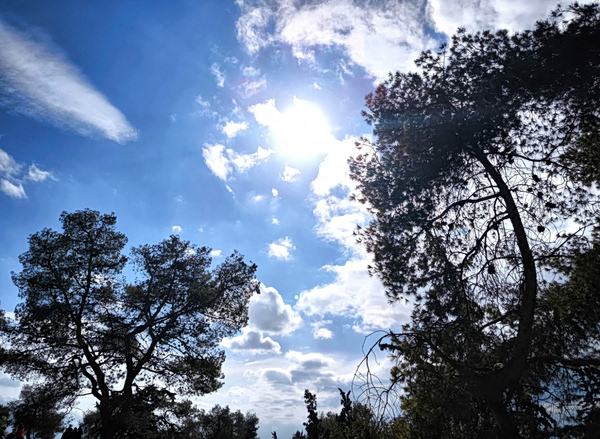 Καιρός: Αίθριος την Κυριακή με λίγες νεφώσεις και κατά τόπους βροχές – Ανεβαίνει η θερμοκρασία από βδομάδα