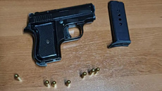 Συνελήφθη 35χρονος που κακοποιούσε τη σύντροφό του – Βιντεοσκοπούσε τη στιγμή που τη σημάδευε με όπλο