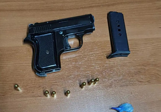 Συνελήφθη 35χρονος που κακοποιούσε τη σύντροφό του – Βιντεοσκοπούσε τη στιγμή που της σημάδευε με όπλο