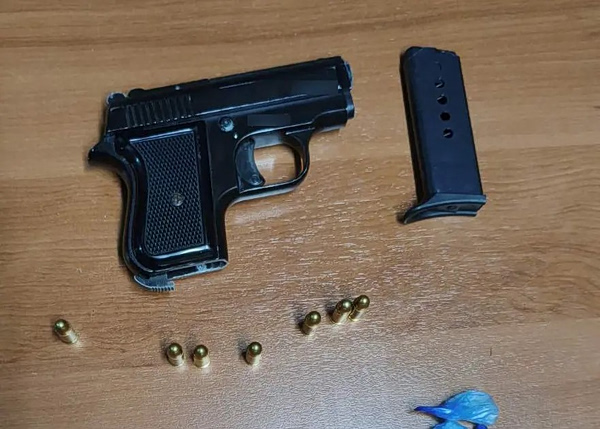 Συνελήφθη 35χρονος που κακοποιούσε τη σύντροφό του – Βιντεοσκοπούσε τη στιγμή που τη σημάδευε με όπλο