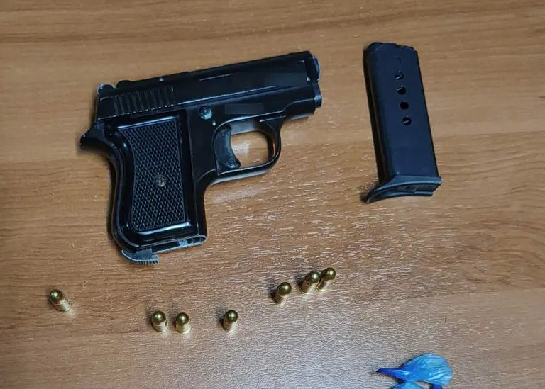 Συνελήφθη 35χρονος που κακοποιούσε τη σύντροφό του - Βιντεοσκοπούσε τη στιγμή που τη σημάδευε με όπλο