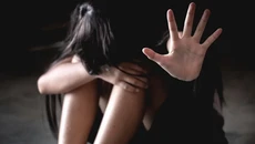 Εφιάλτης πίσω από κλειστές πόρτες στον Βόλο: Γονείς χτυπούσαν τα παιδιά τους με μαστίγιο – Δεν τους έδιναν ούτε νερό