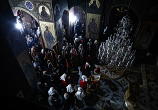 Ρωσική Εκκλησία: Μπότια, κρότοι, βάγια και χορωδία – Η ξεχωριστή πρώτη Ανάσταση