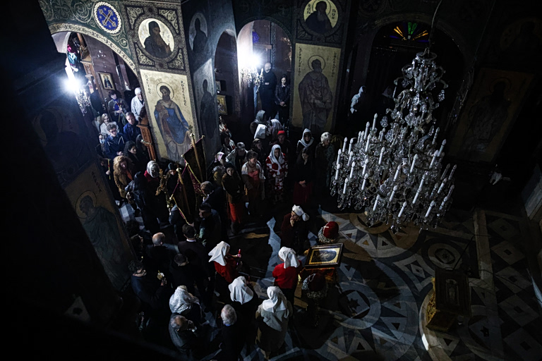 Ρωσική Εκκλησία: Μπότια, κρότοι, βάγια και χορωδία – Η ξεχωριστή πρώτη Ανάσταση