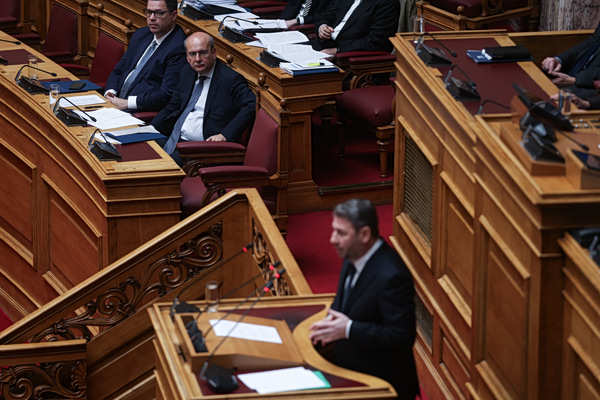 Πρόωρες εκλογές: Η κυβέρνηση Μητσοτάκη κλείνει το μάτι στο ΠΑΣΟΚ να καταθέσει πρόταση μομφής