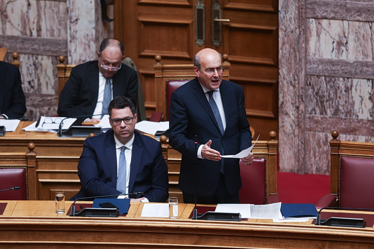 Βουλή: Μου θυμίζετε το αρνί που θέλει να έρθει το Πάσχα η αλαζονική απάντηση Χατζηδάκη στον Ανδρουλάκη που ζητά εκλογές