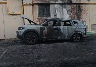 Εμπρηστική επίθεση στην Πανεπιστημιούπολη – Αυτό είναι το ΙΧ του καθηγητή Καρώνη που κάηκε ολοσχερώς