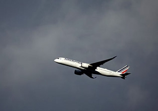 Aεροπορικές εταιρείες εξετάζουν ακύρωση πτήσεων – Οι ουρανοί «ακρίβυναν» λόγω πολέμου