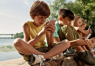 Γιατί η ΕΕ βάζει φρένο στην πρόσβαση ανηλίκων στα social media – Το ρεκόρ χρήσης στην Ελλάδα