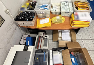 Εξαρθρώθηκε μεγάλο κύκλωμα διακίνησης μεταναστών – Βρέθηκαν «ξενώνες» και εργαστήριο κατασκευής πλαστών εγγράφων