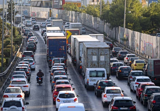 Φωτιά σε φορτηγό στη λεωφόρο Κηφισού – Καθυστερήσεις στο ύψος της Αχαρνών