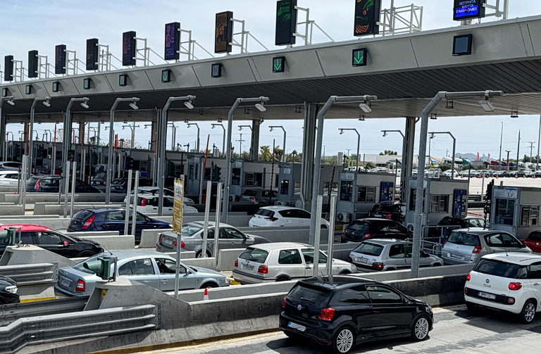 Κίνηση: Αυξημένη σε δρόμους και λιμάνια όσο κορυφώνεται η έξοδος των τελευταίων εκδρομέων του Πάσχα