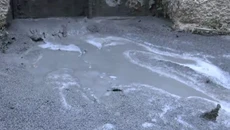 Κυψέλη: Μυστήριο με το υγρό τσιμέντο που πλημμυρίζει δρόμους της περιοχής