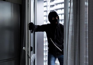 Εξαρθρώθηκε σπείρα που έκανε διαρρήξεις σε πολυτελείς κατοικίας στα νότια προάστια της Αττικής