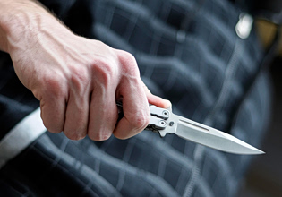 Γλυφάδα: Ξυλοκόπησαν, μαχαίρωσαν και έκλεψαν το κινητό από 19χρονο έξω από το σπίτι του – Συνελήφθησαν δύο νεαροί