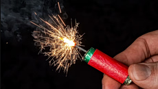 ΕΛ.ΑΣ.: Προειδοποίηση για κροτίδες και βεγγαλικά την περίοδο του Πάσχα – «Απαγορεύεται η χρήση τους»