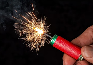 Προειδοποίηση της ΕΛ.ΑΣ. για κροτίδες και βεγγγαλικά την περίοδο του Πάσχα – «Απαγορεύεται η χρήση τους»