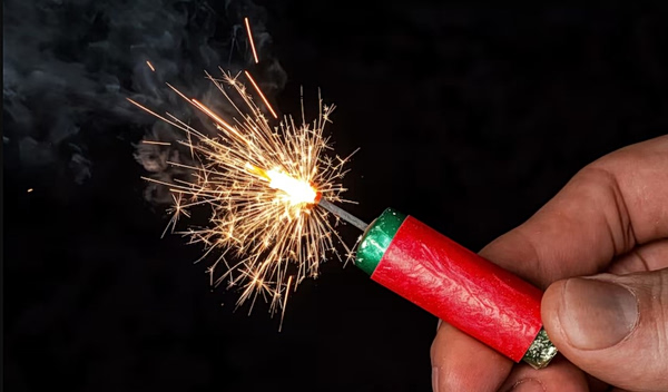 ΕΛ.ΑΣ.: Προειδοποίηση για κροτίδες και βεγγαλικά την περίοδο του Πάσχα – «Απαγορεύεται η χρήση τους»