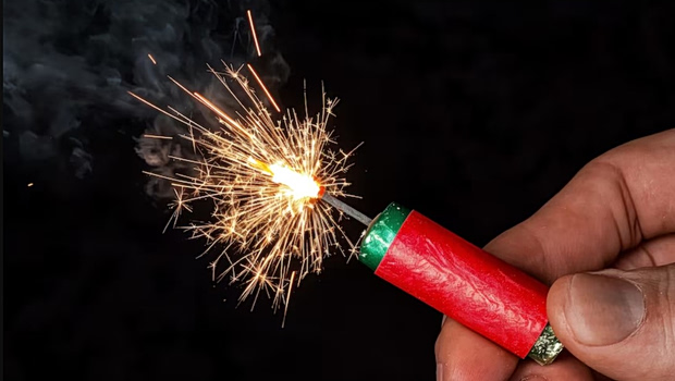 ΕΛ.ΑΣ.: Προειδοποίηση για κροτίδες και βεγγαλικά την περίοδο του Πάσχα – «Απαγορεύεται η χρήση τους»