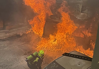 Κυψέλη: Μεγάλη αναστάτωση από φωτιά που ξέσπασε σε σταθμευμένο βαν