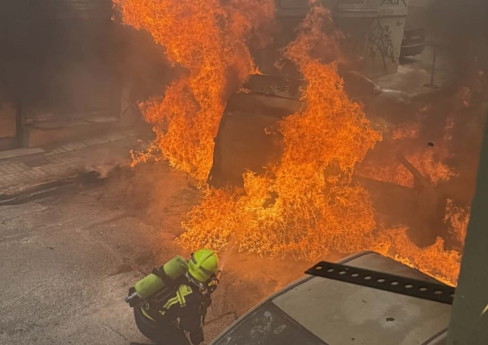 Κυψέλη: Μεγάλη αναστάτωση από φωτιά που ξέσπασε σε σταθμευμένο βαν