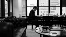 O πρωθυπουργός «πετάει χαρταετό» και προσβάλλει την κοινωνία