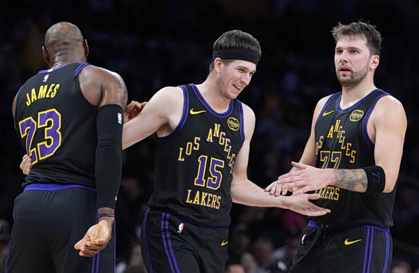 Ντόντσιτς, Τζέιμς και Ριβς γράφουν Ιστορία: Τι πετυχαίνουν ως «Big-3» για πρώτη φορά στο ΝΒΑ