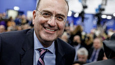 Οικογενειακές ιστορίες: Ο Λαζαρίδης με το πτυχίο κολλεγίου «παρέδωσε» τη θέση του στη σύζυγό του, «γαλάζιο παιδί» της Blue Skies