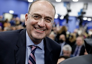 Οικογενειακές ιστορίες: Ο Λαζαρίδης με το πτυχίο κολλεγίου «παρέδωσε» τη θέση του στη σύζυγό του, «γαλάζιο παιδί» της Blue Skies