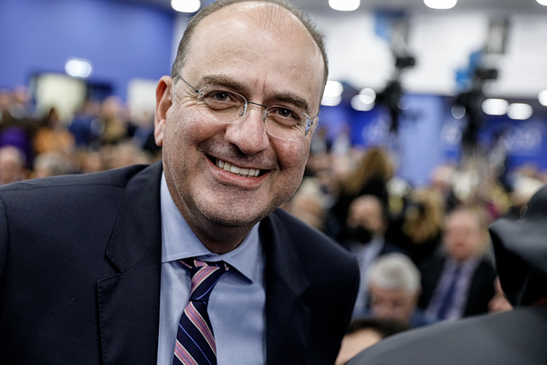 Οικογενειακές ιστορίες: Ο Λαζαρίδης με το πτυχίο κολλεγίου «παρέδωσε» τη θέση του στη σύζυγό του, «γαλάζιο παιδί» της Blue Skies