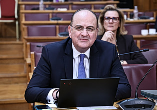 Επί Μητσοτάκη αν είσαι Λαζαρίδης χωρίς πτυχίο μπορείς να διοικήσεις, αν είσαι καθαρίστρια χωρίς απολυτήριο δημοτικού δεν μπορείς να σφουγγαρίσεις