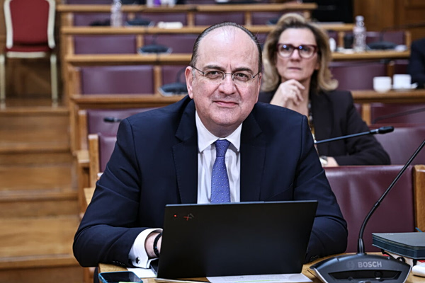 Επί Μητσοτάκη αν είσαι Λαζαρίδης χωρίς πτυχίο μπορείς να διοικήσεις, αν είσαι καθαρίστρια χωρίς απολυτήριο δημοτικού δεν μπορείς να σφουγγαρίσεις