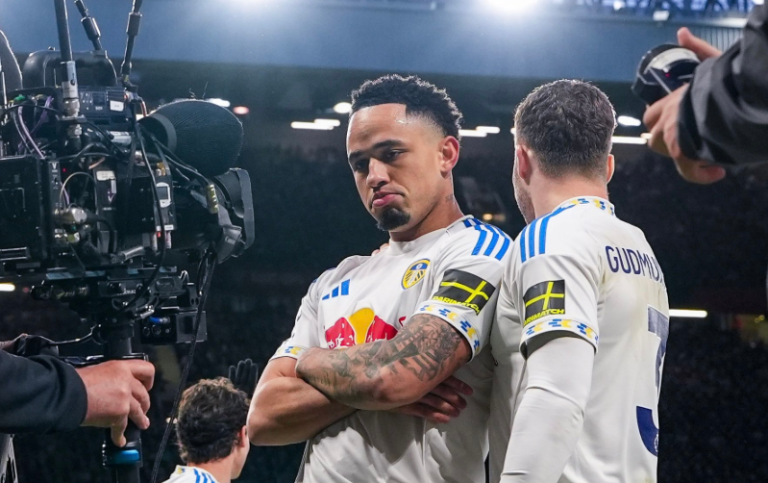 Γιουνάιτεντ – Λιντς 1-2: Ήττα – σοκ για τη Μάντσεστερ από τα «παγώνια»