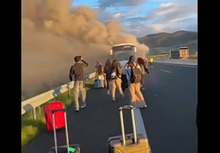 Καρδίτσα: Σκηνές πανικού σε λεωφορείο του ΚΤΕΛ γεμάτο επιβάτες που έπιασε φωτιά στην εθνική οδό