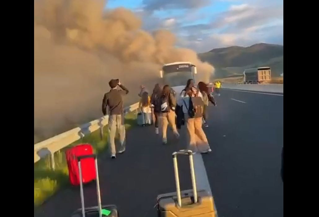 Καρδίτσα: Σκηνές πανικού σε λεωφορείο του ΚΤΕΛ γεμάτο επιβάτες που έπιασε φωτιά στην εθνική οδό
