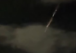 Ασυνήθιστο θέαμα στη Λήμνο – Φλεγόμενα αντικείμενα πέφτουν από τον ουρανό