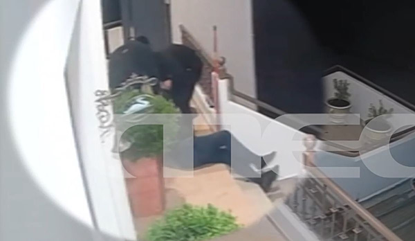 Σοκάρει το βίντεο με την επίθεση τριών ληστών σε 65χρονο έξω από το σπίτι του –  Δραπέτες φυλακών οι τρεις κακοποιοί