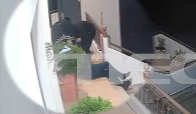 Σοκάρει το βίντεο με την επίθεση τριών ληστών σε 65χρονο έξω από το σπίτι του –  Δραπέτες φυλακών οι τρεις κακοποιοί